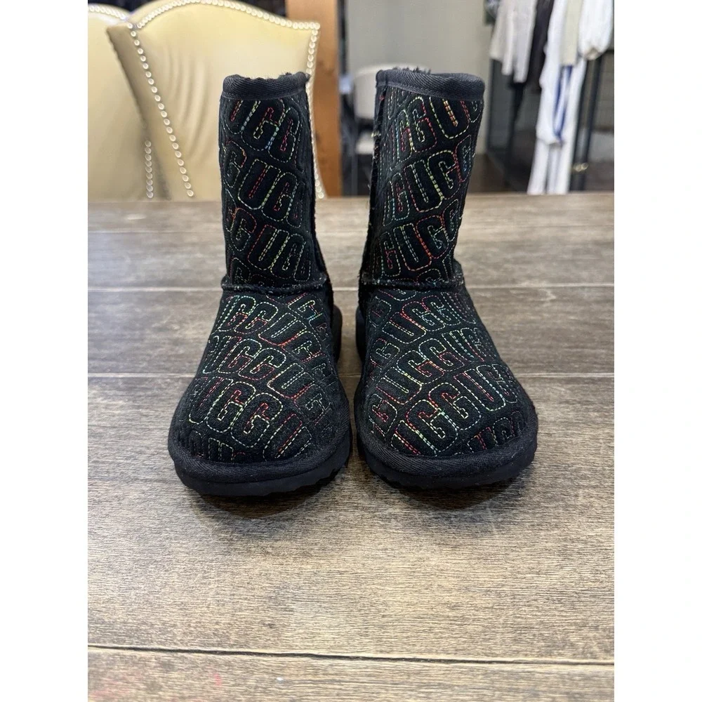 New UGG Kids' Classic II Graphic Stitch Short Boot Size 2‎ Black